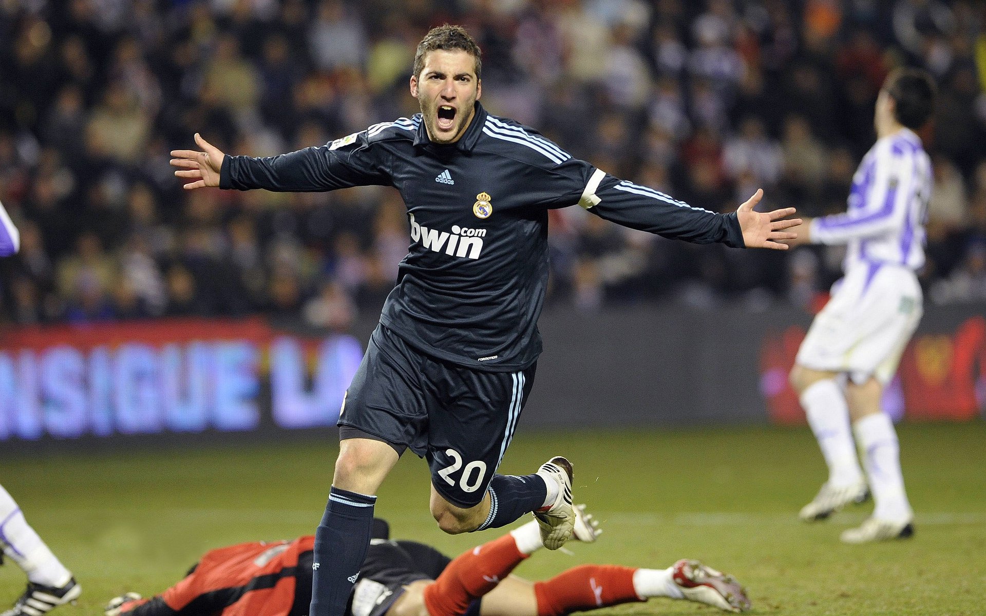 爱游戏中国官方网站平台-“法甲争冠形势逐步明朗，传统强队展现强大实力”，法甲联赛强队